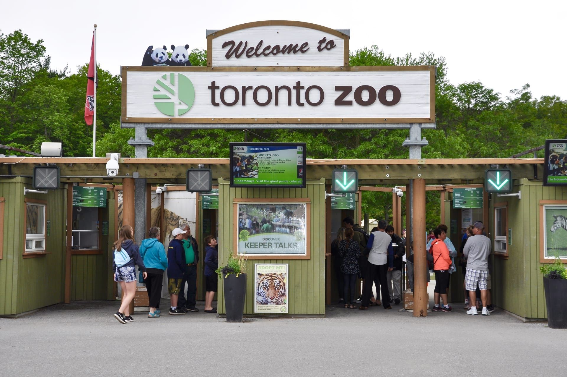 Visitors lining up at the entrance gates of the Toronto Zoo