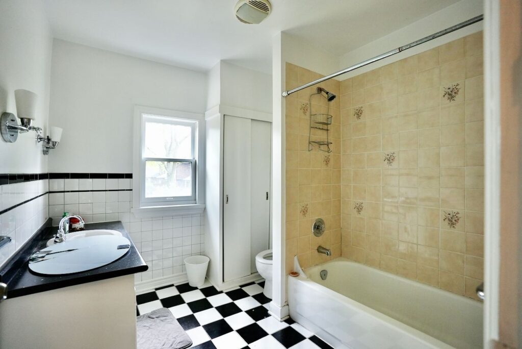 Photo of 245 Manor Road East