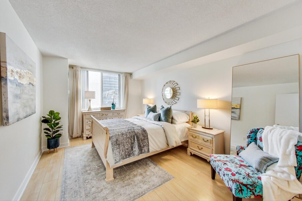 Photo of 25 Grenville Street Suite 1908