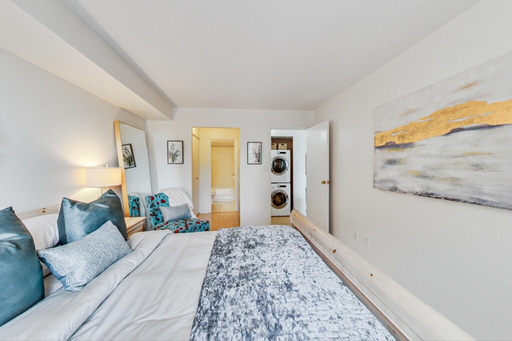 Photo of 25 Grenville Street Suite 1908