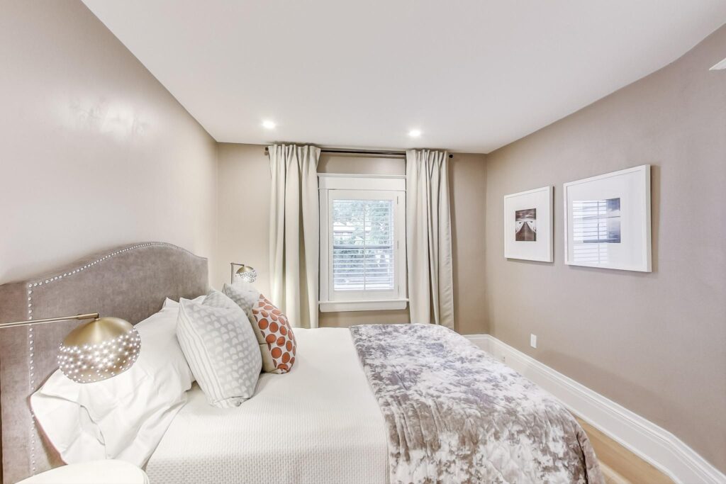 Photo of 300 Manor Road East