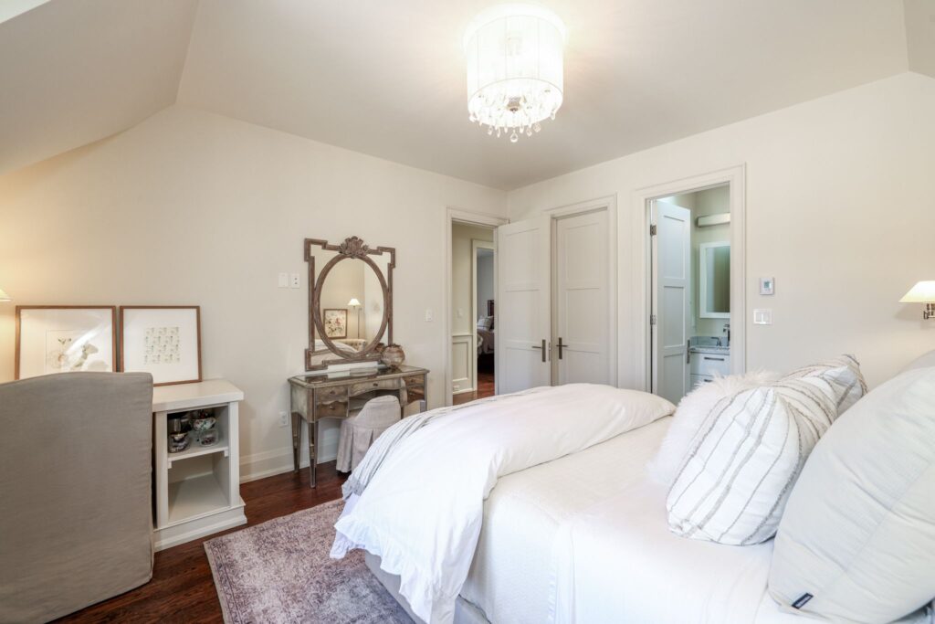 Photo of 344 Bessborough Dr
