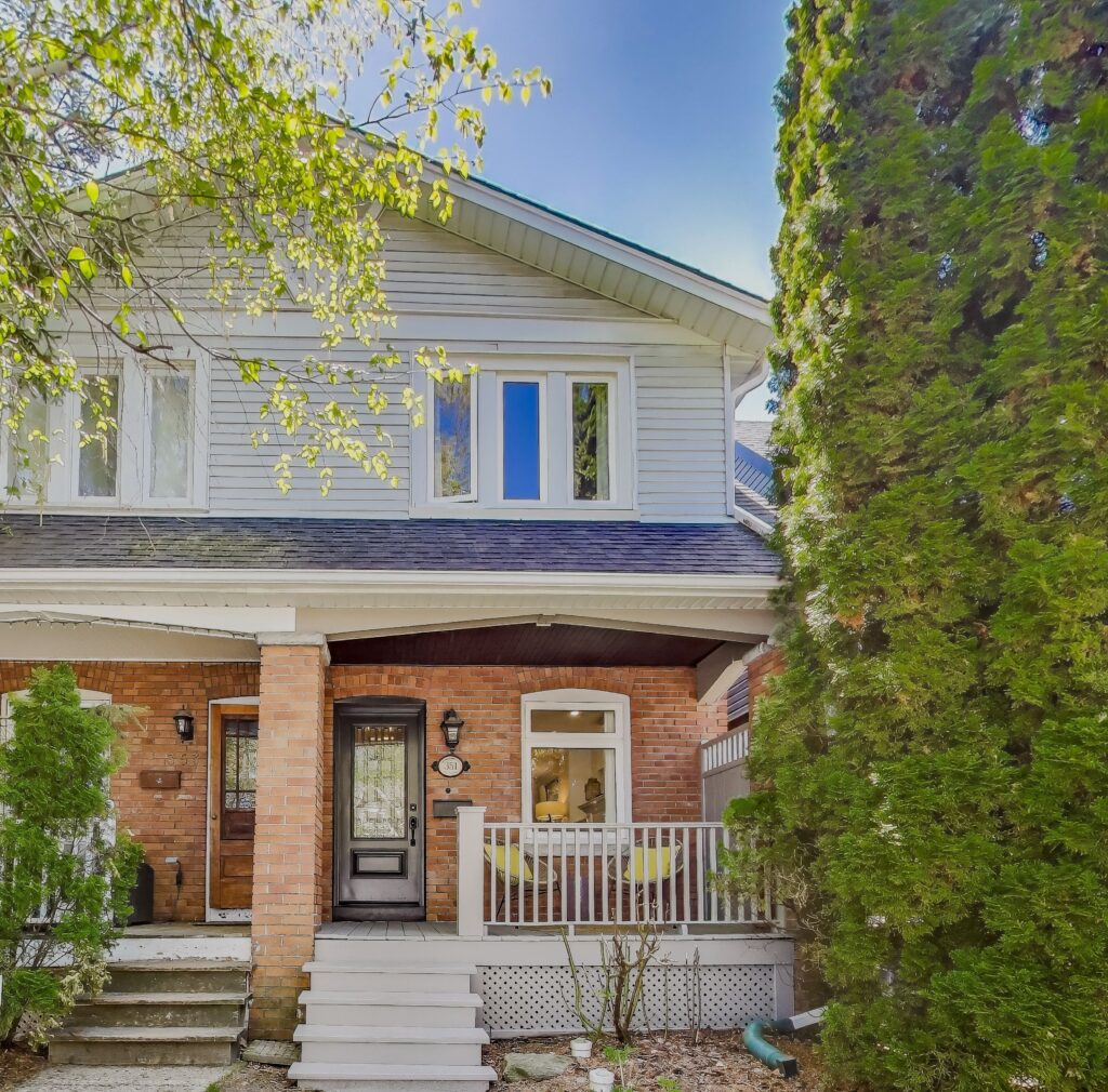 Photo of 351 Roehampton Avenue
