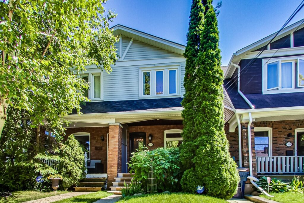 Photo of 351 Roehampton Avenue