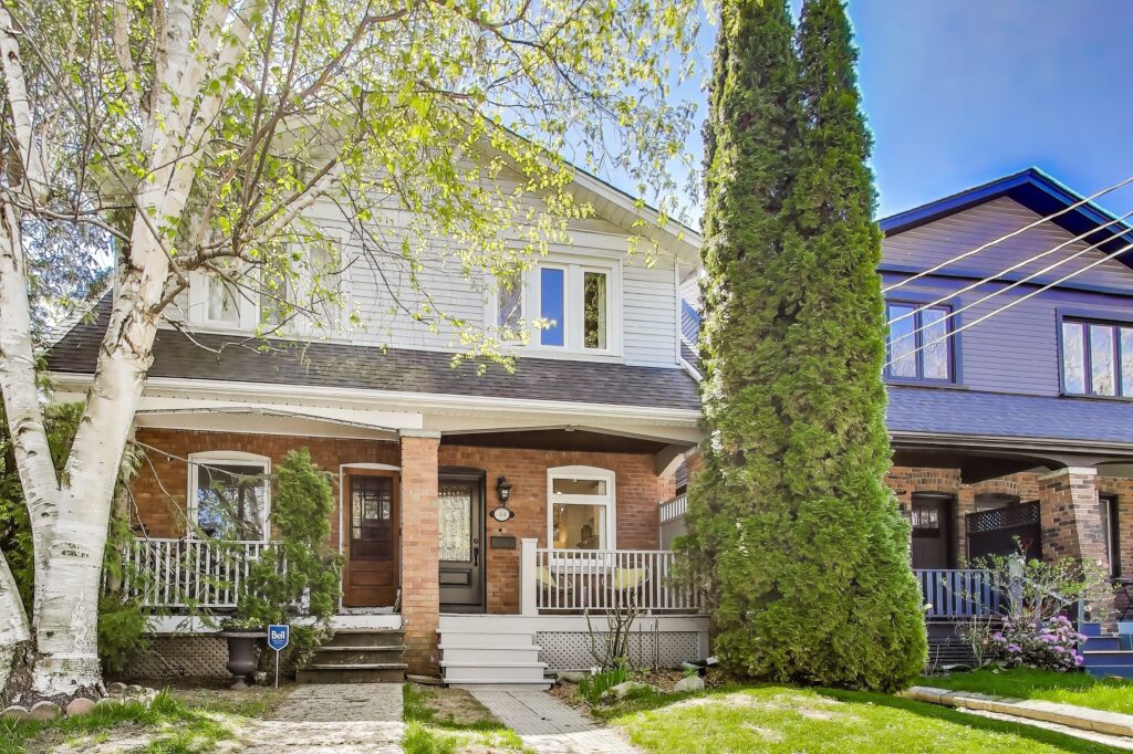 Photo of 351 Roehampton Avenue