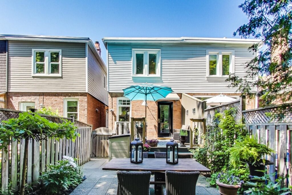 Photo of 351 Roehampton Avenue