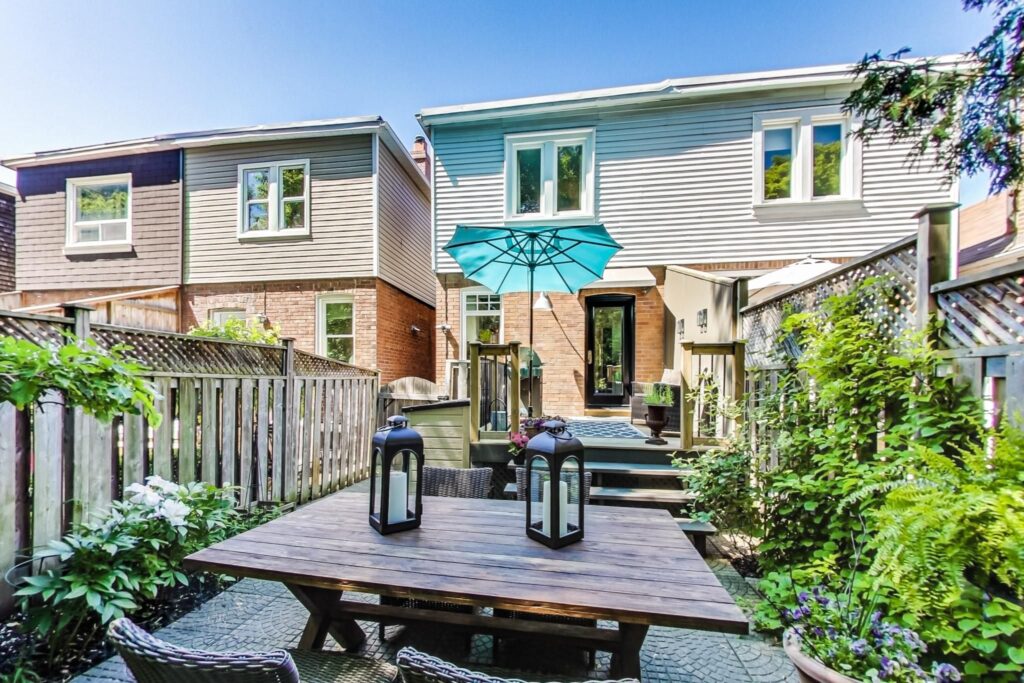 Photo of 351 Roehampton Avenue