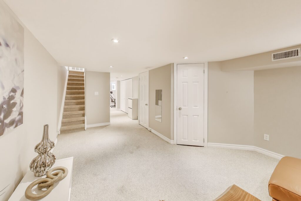 Photo of 351 Roehampton Avenue