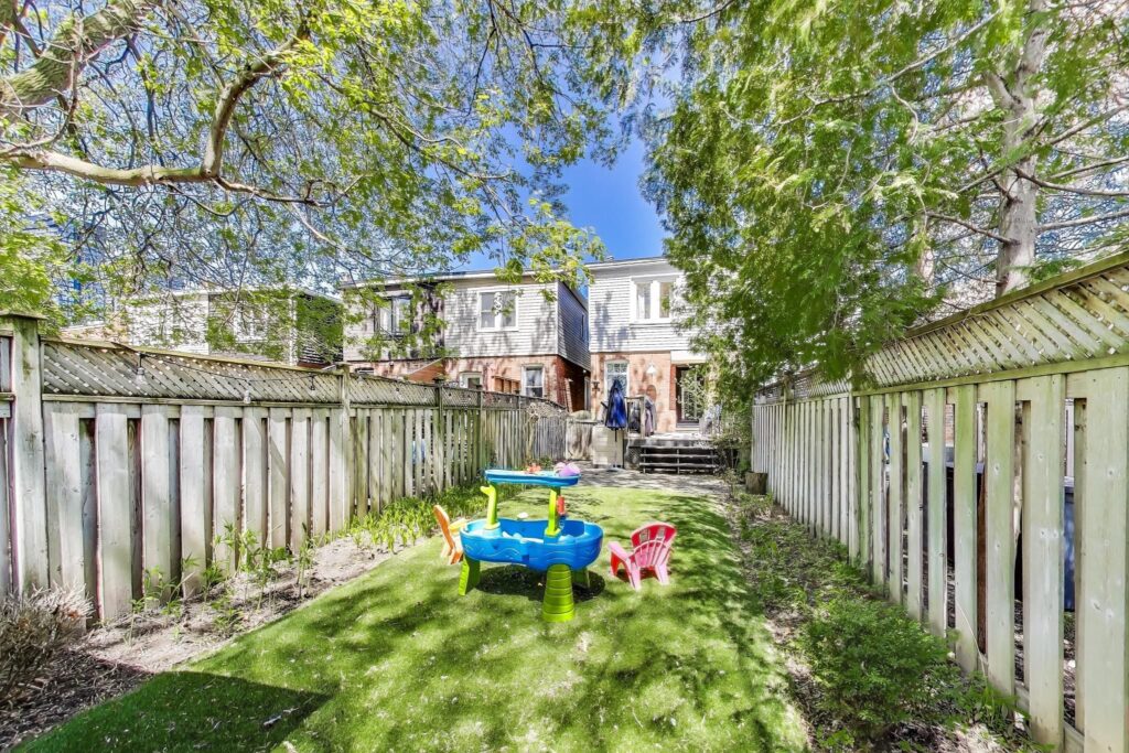 Photo of 351 Roehampton Avenue