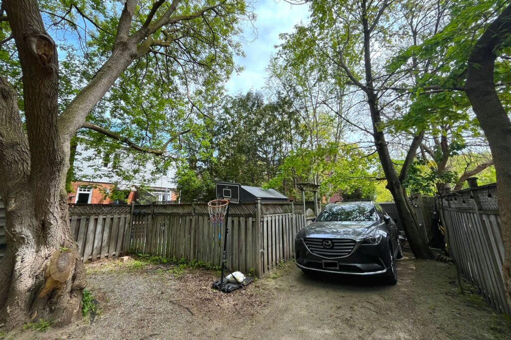 Photo of 351 Roehampton Avenue