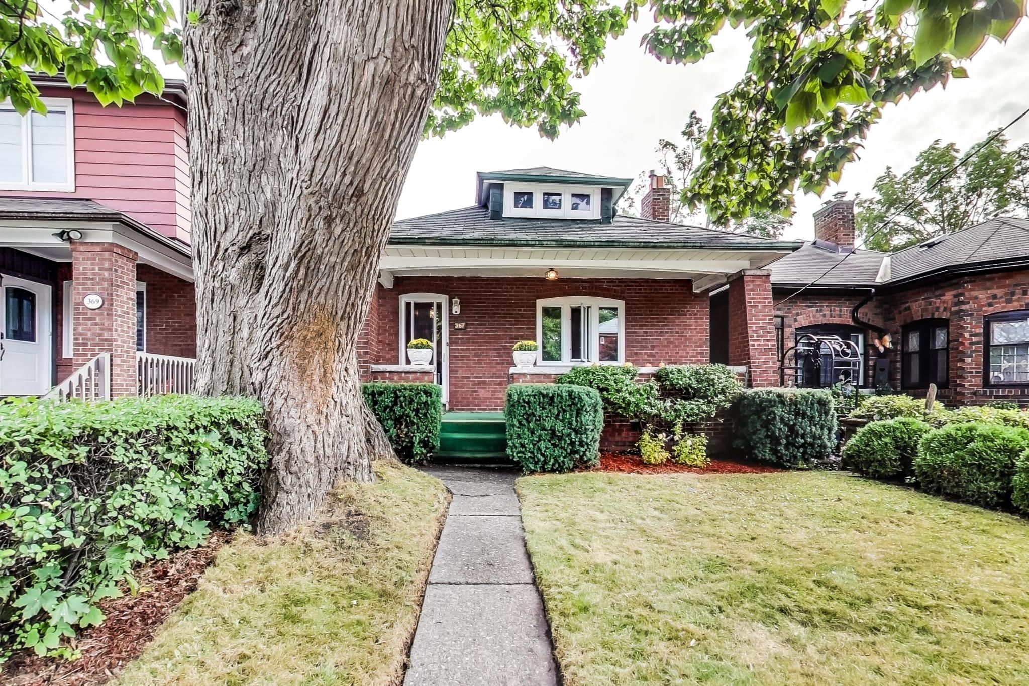Photo of 367 Manor Road East