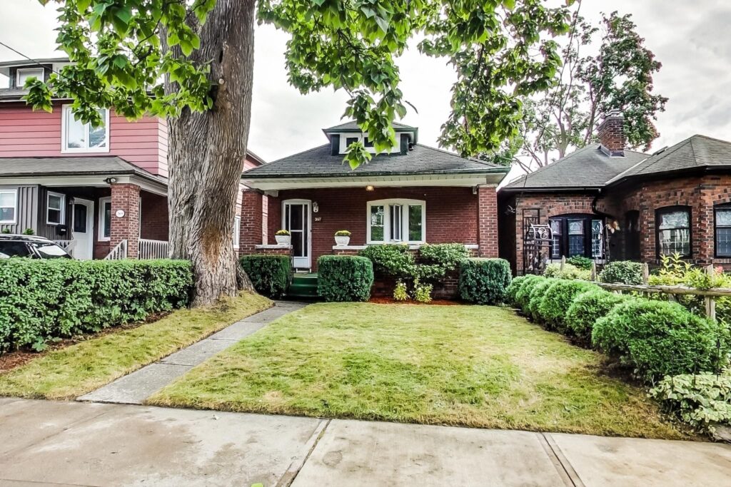 Photo of 367 Manor Road East