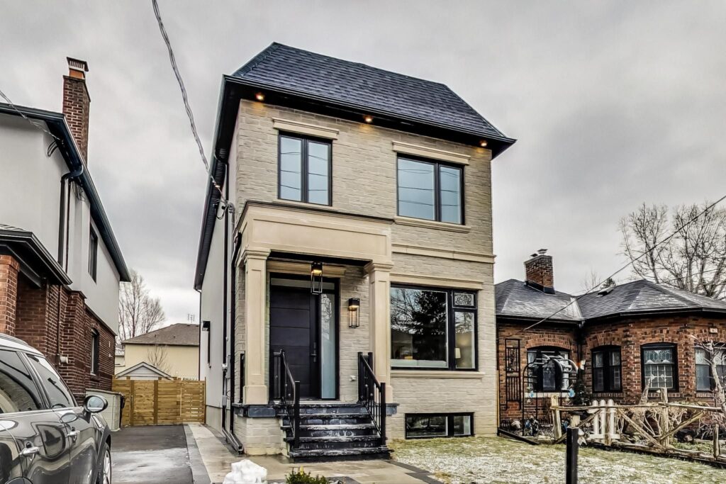Photo of 367 Manor Road East