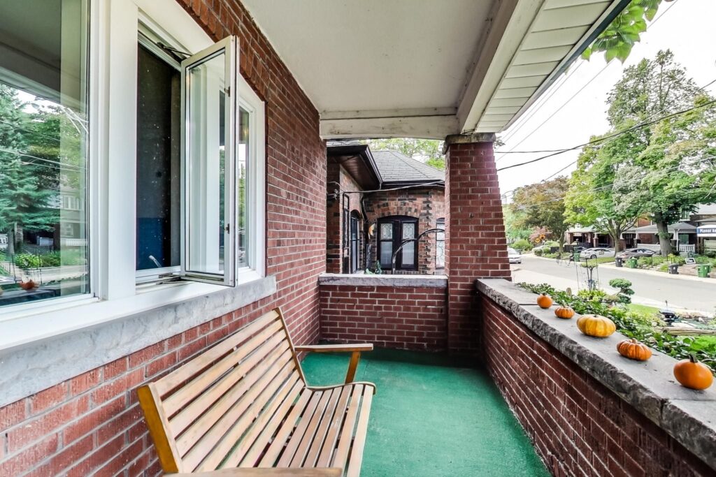 Photo of 367 Manor Road East