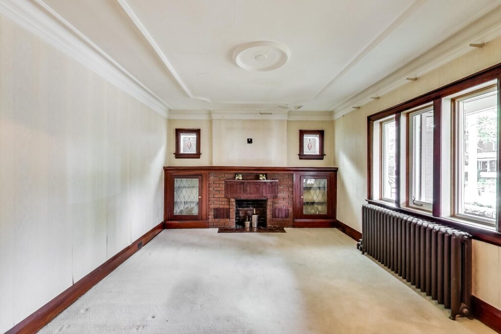 Photo of 367 Manor Road East