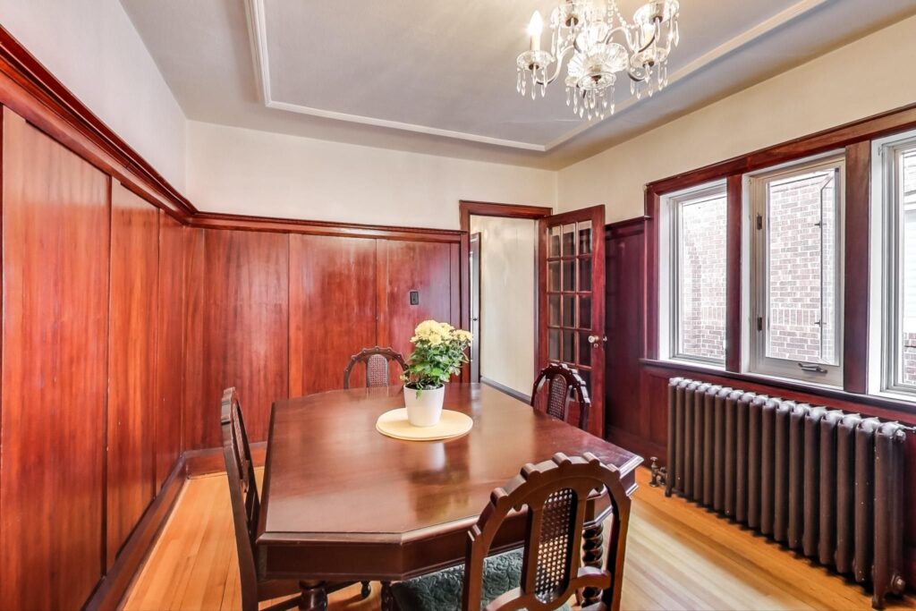 Photo of 367 Manor Road East