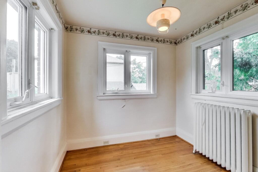 Photo of 367 Manor Road East