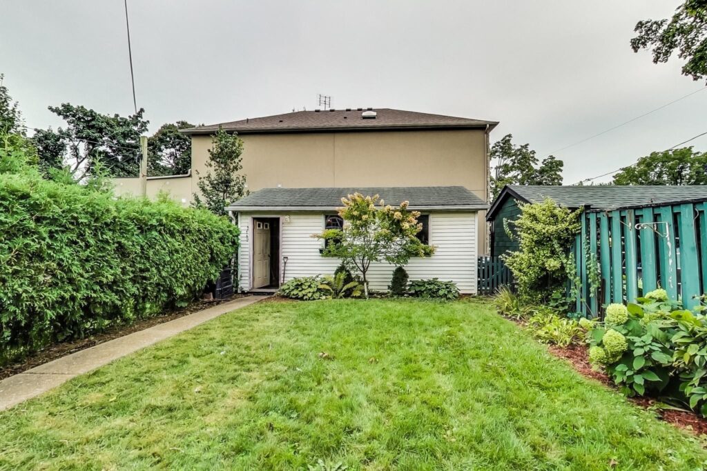 Photo of 367 Manor Road East
