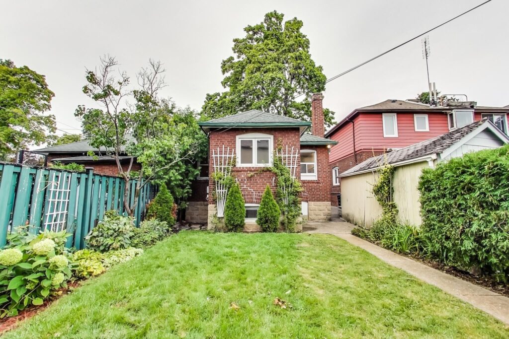 Photo of 367 Manor Road East