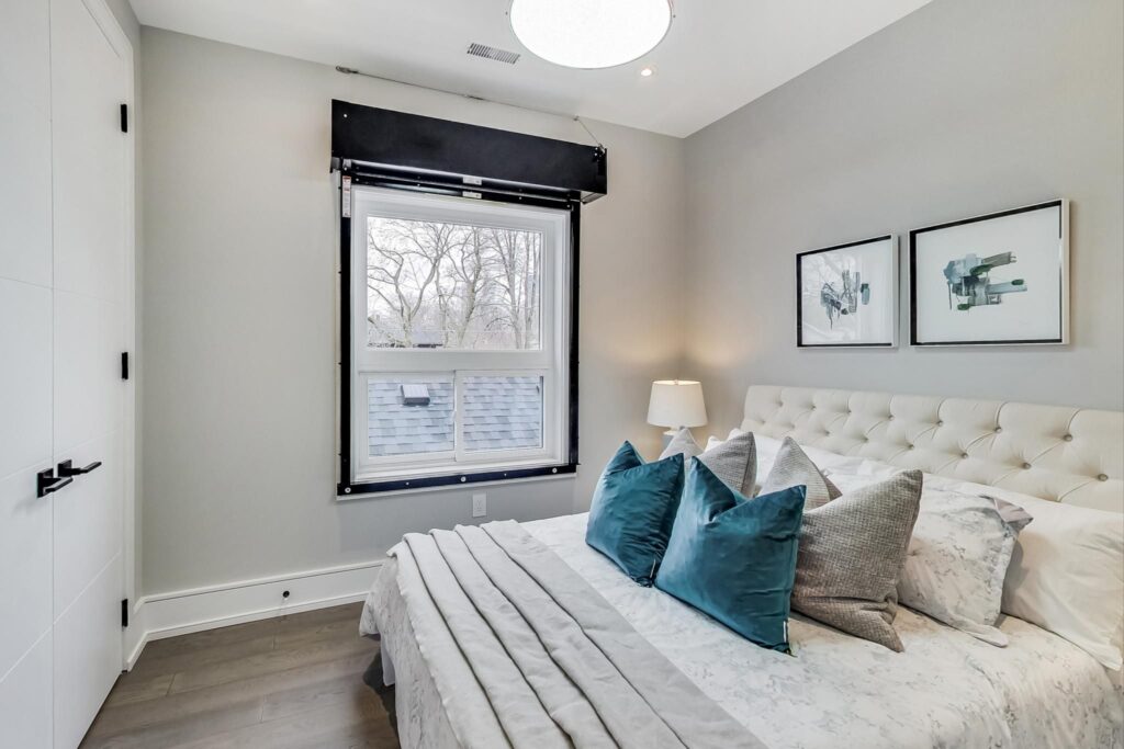 Photo of 367 Manor Road East