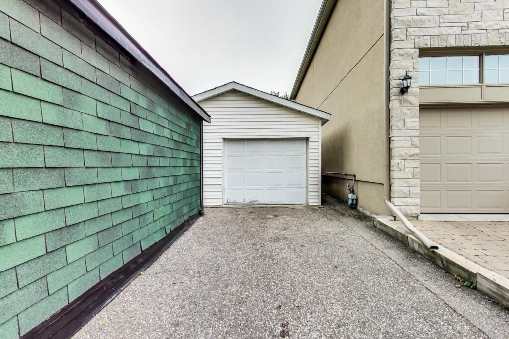 Photo of 367 Manor Road East