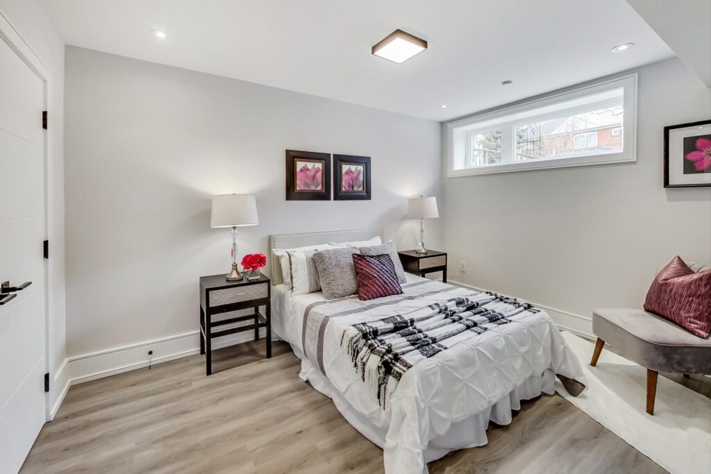 Photo of 367 Manor Road East