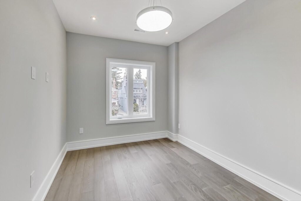 Photo of 367 Manor Road East