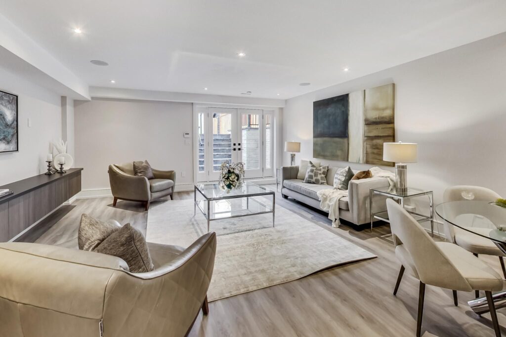 Photo of 367 Manor Road East