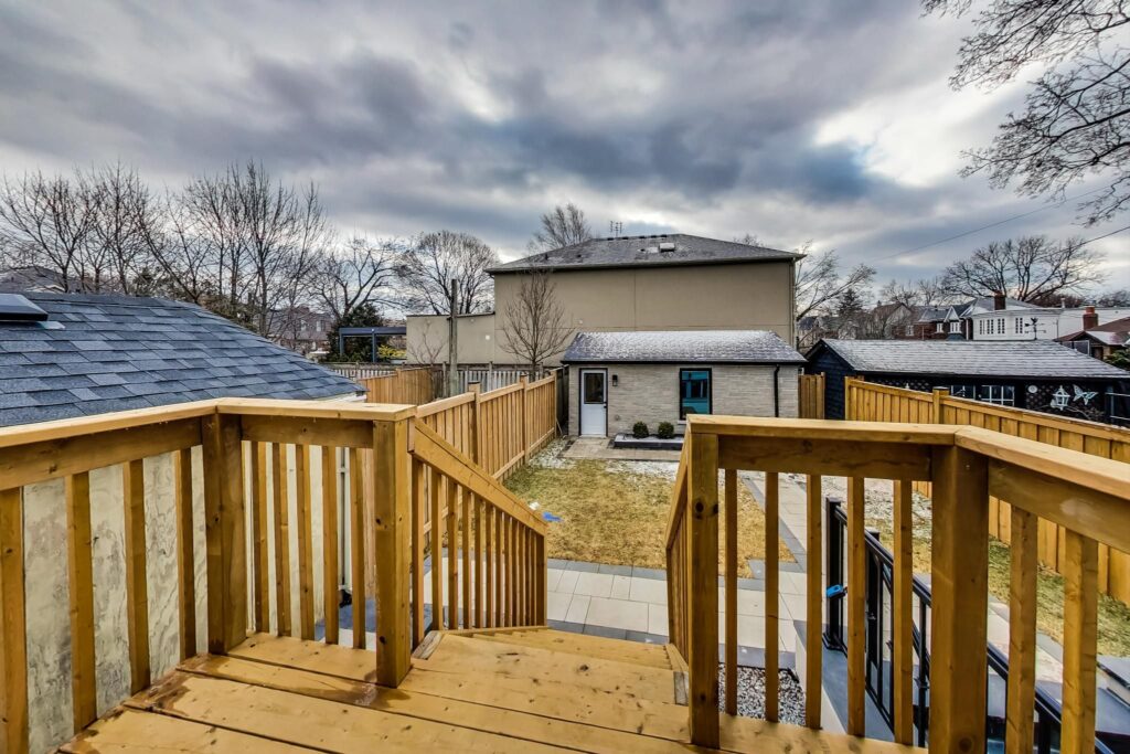 Photo of 367 Manor Road East