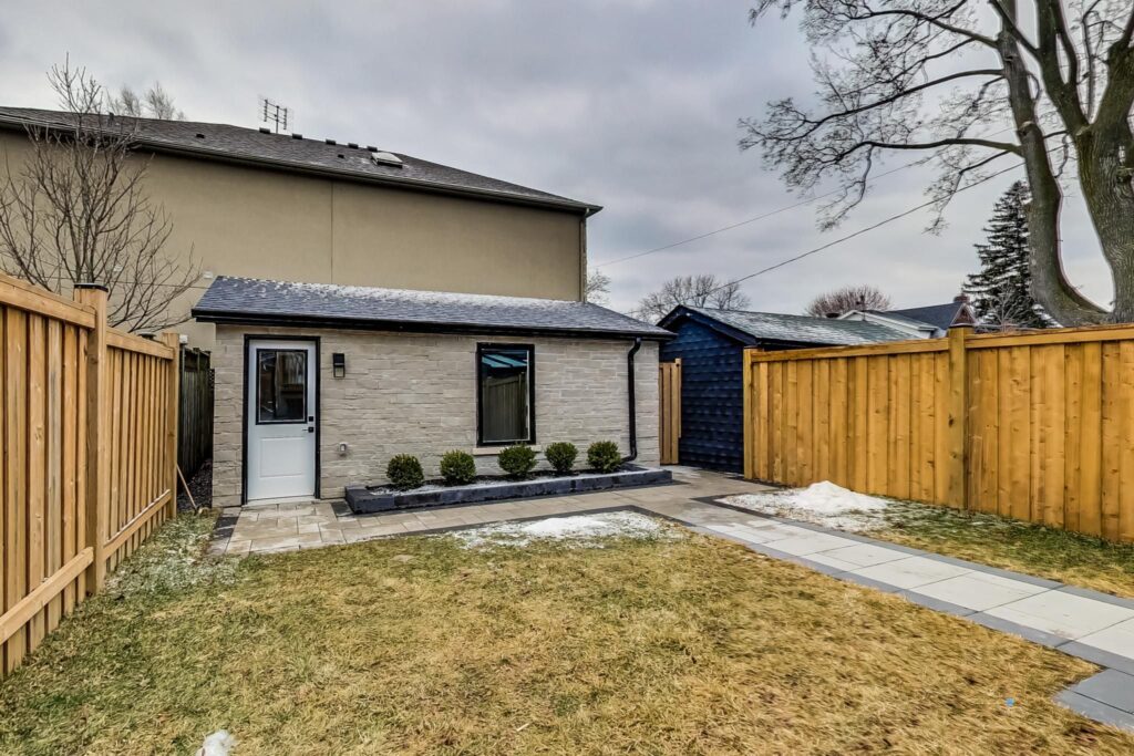Photo of 367 Manor Road East