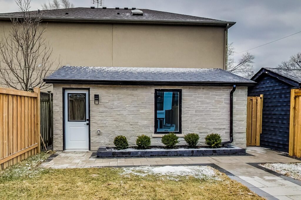 Photo of 367 Manor Road East