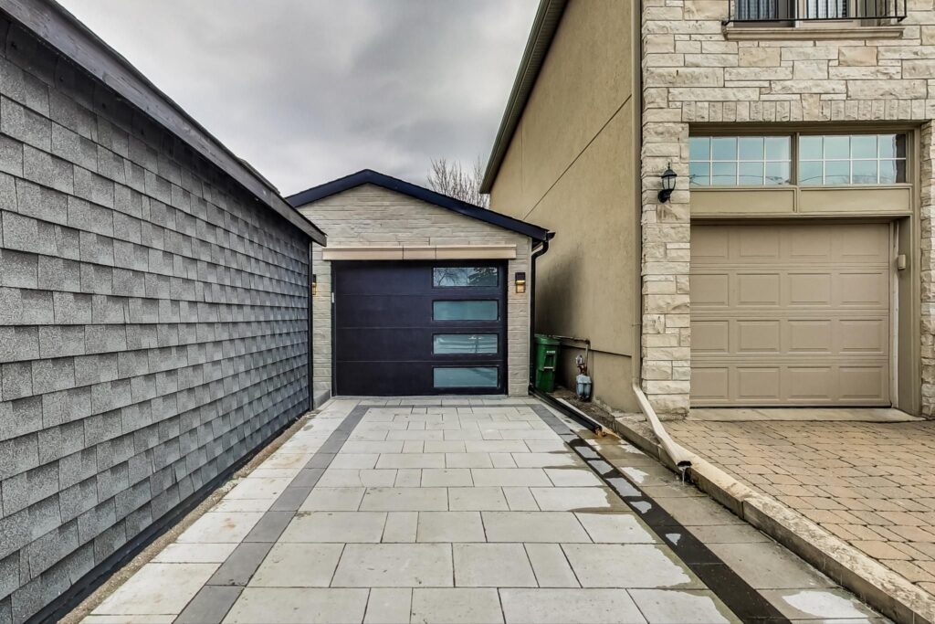Photo of 367 Manor Road East