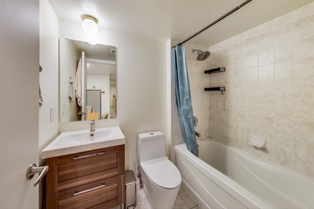 Photo of 37 Grosvenor Street Suite 1201