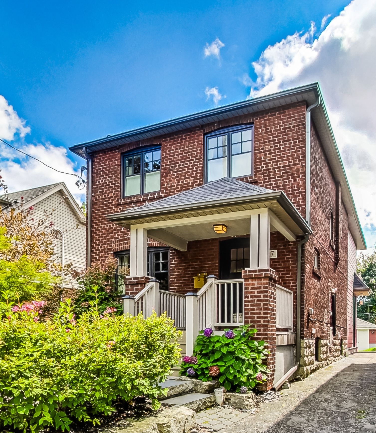 Photo of 527 Davisville Ave