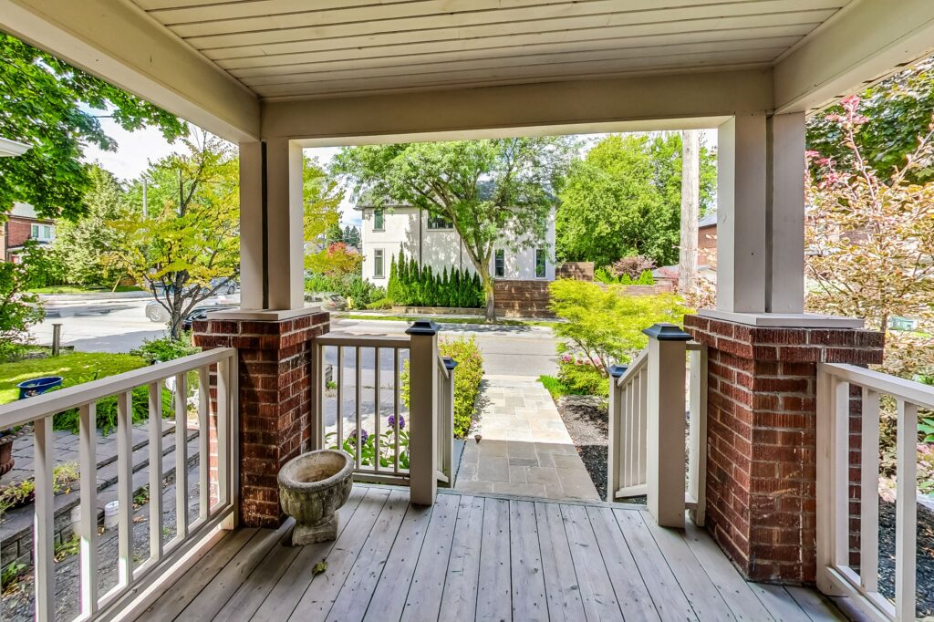 Photo of 527 Davisville Ave