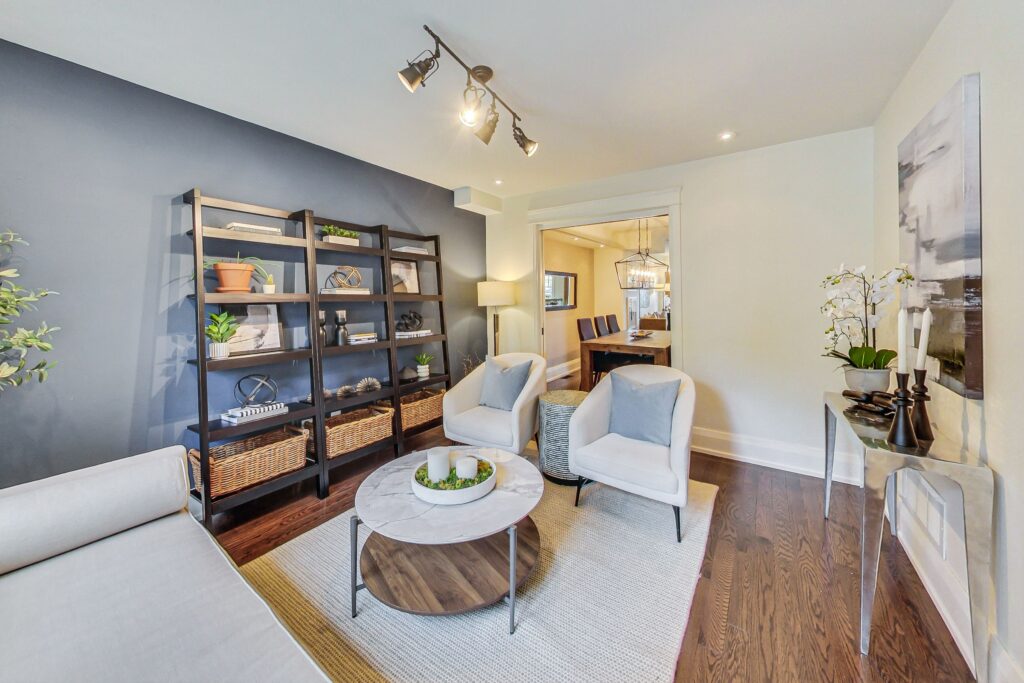Photo of 527 Davisville Ave