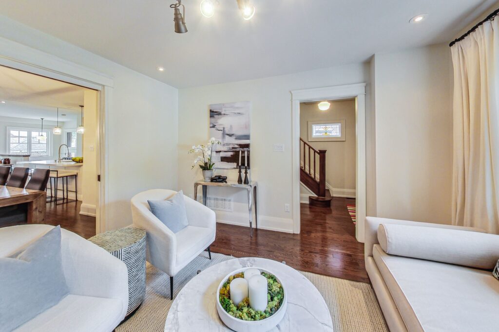 Photo of 527 Davisville Ave