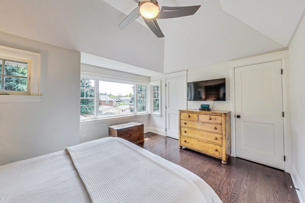 Photo of 527 Davisville Ave
