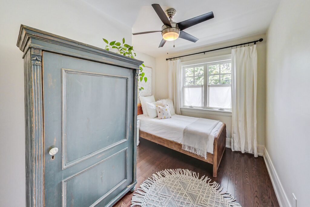 Photo of 527 Davisville Ave