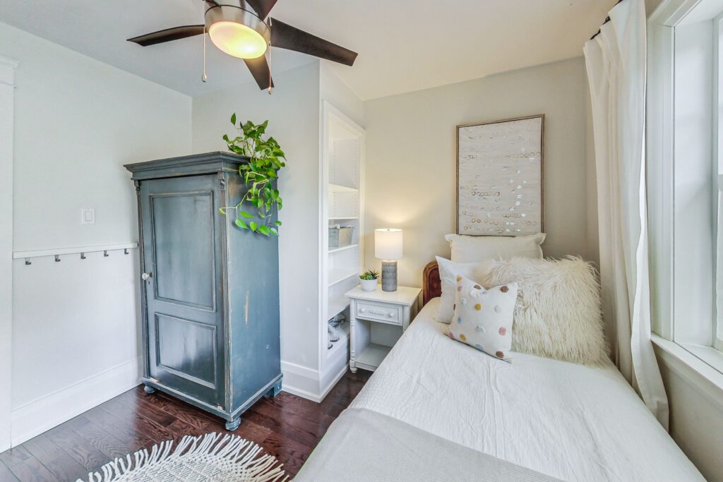Photo of 527 Davisville Ave