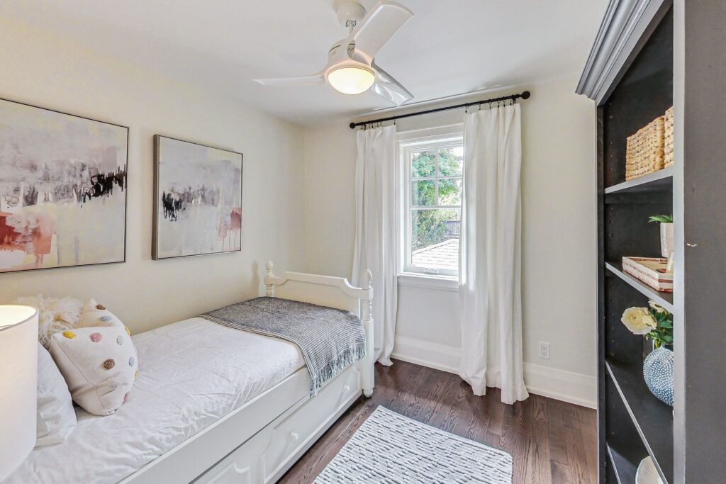 Photo of 527 Davisville Ave