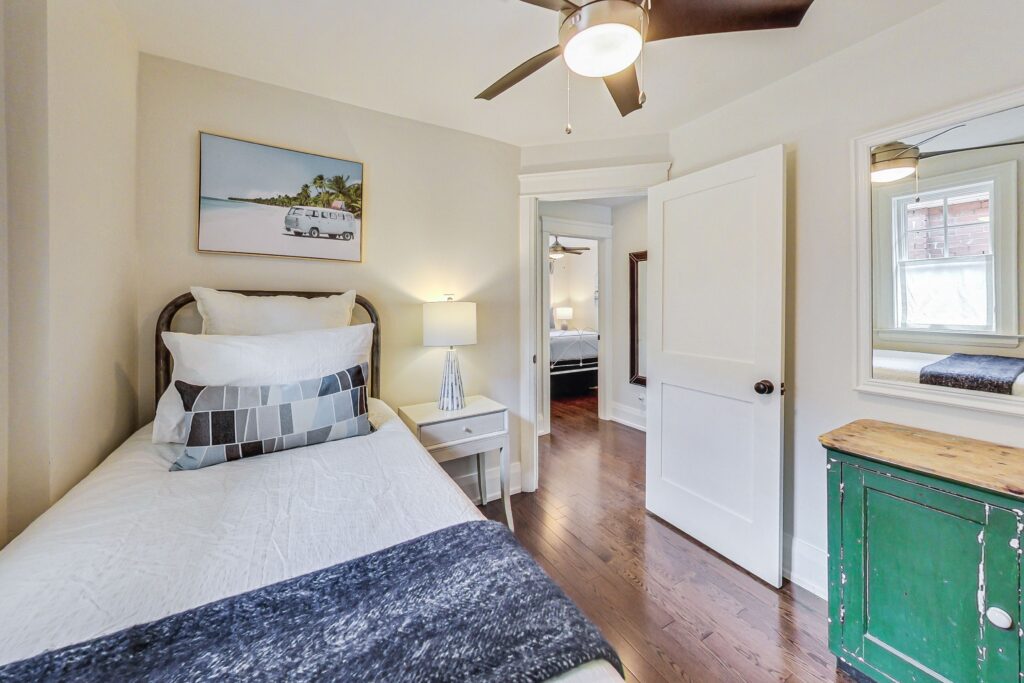 Photo of 527 Davisville Ave