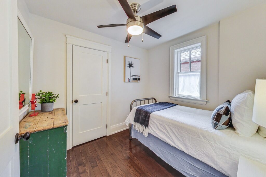 Photo of 527 Davisville Ave