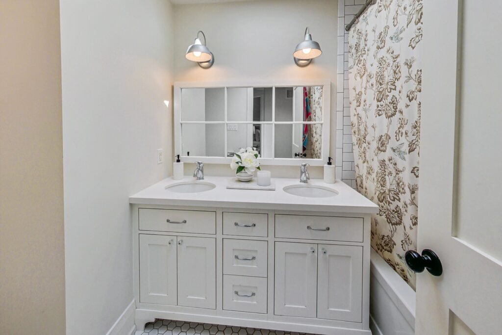 Photo of 527 Davisville Ave