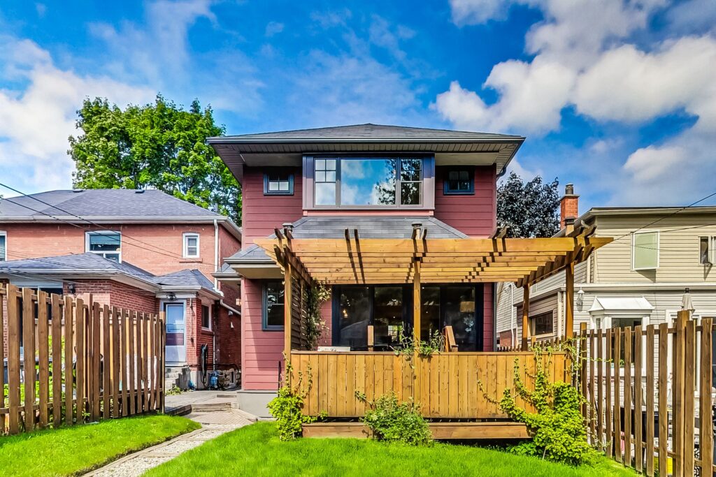 Photo of 527 Davisville Ave