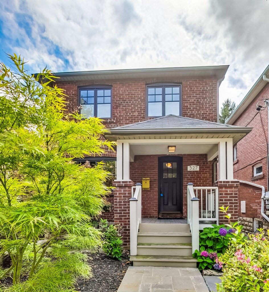 Photo of 527 Davisville Ave
