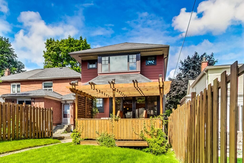 Photo of 527 Davisville Ave
