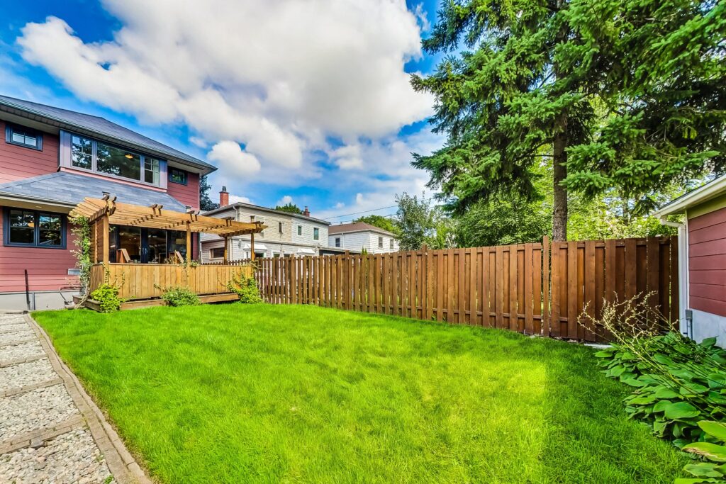 Photo of 527 Davisville Ave