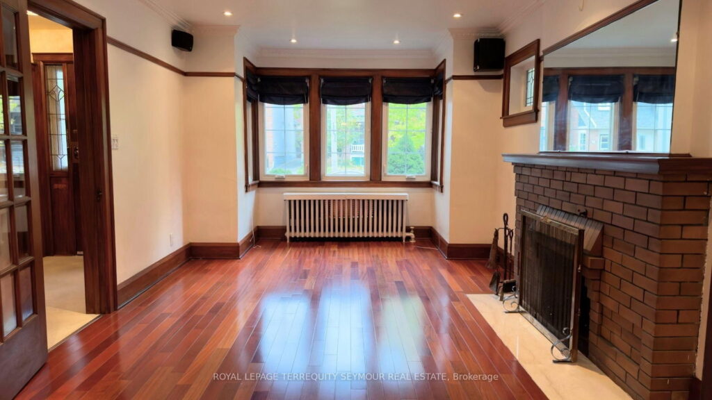 533 Hillsdale Ave E in Davisville Village, photo 3 of 32