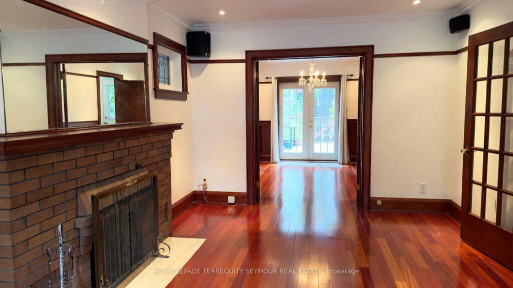 533 Hillsdale Ave E in Davisville Village, photo 5 of 32